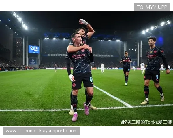 福登的进球后向球迷区庆祝,表现亲切与球迷互动,福登受伤了吗